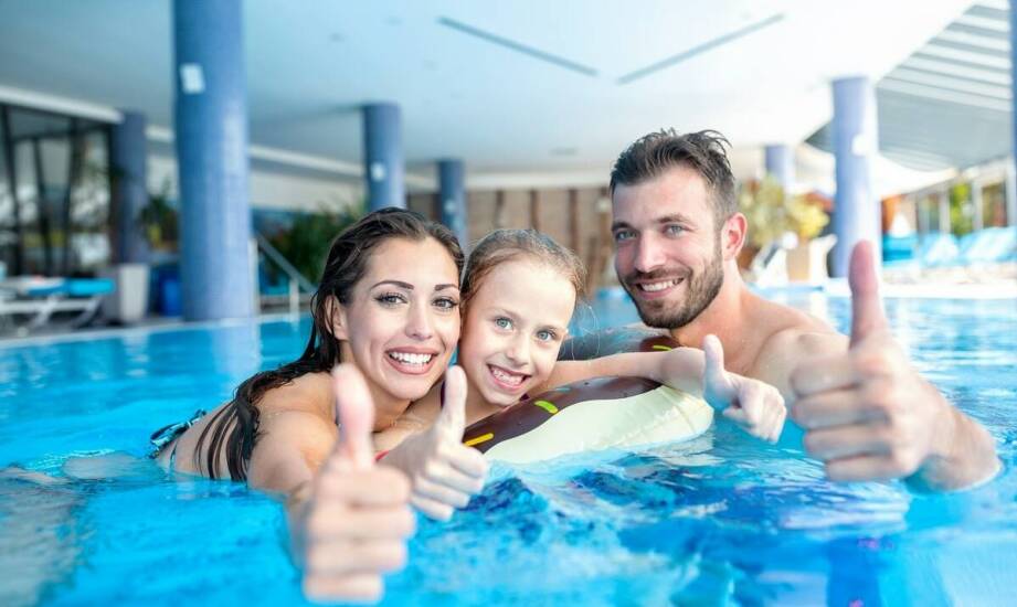 Jak basen w klubie fitness może wspierać zdrowie i rehabilitację?