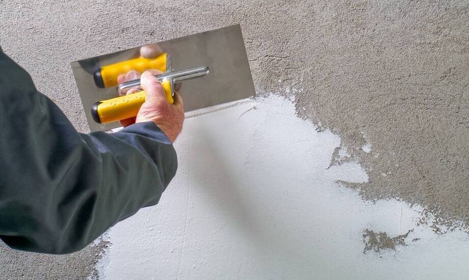 Jakie są różnice między gipsowymi tynkami a cementowo-wapiennymi?