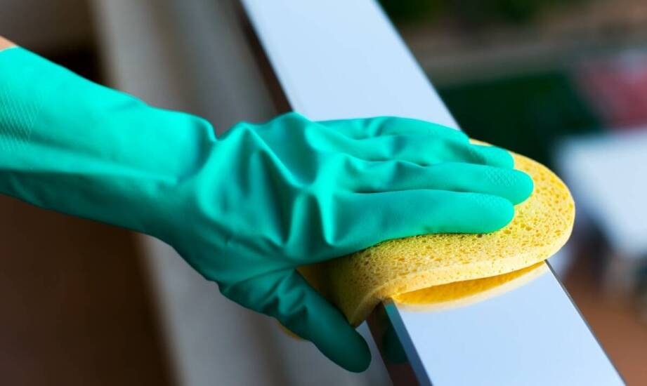 Profesjonalne pranie rzymskich rolet – kiedy jest konieczne?