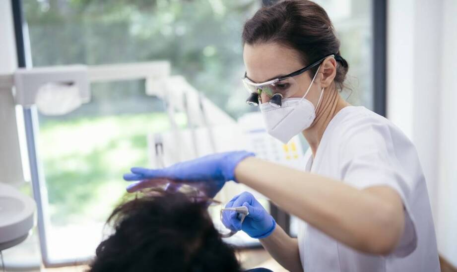 Jak dentyści dbają o bezpieczeństwo pacjentów podczas wybielania zębów?