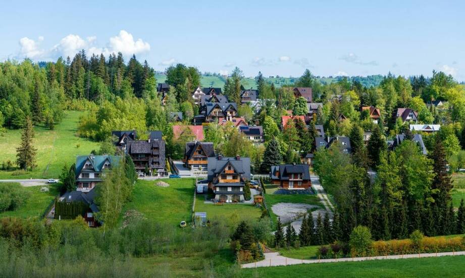 W jaki sposób kredytowe doradztwo ułatwia zakup domu pod Warszawą?