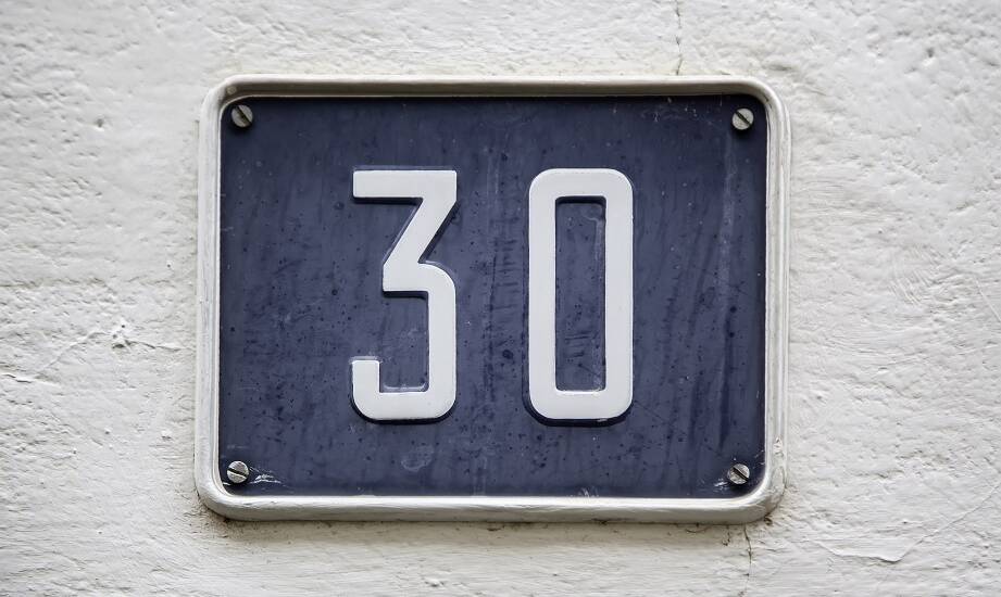 Elegancja i funkcjonalność: zalety grafitowych liter na domu