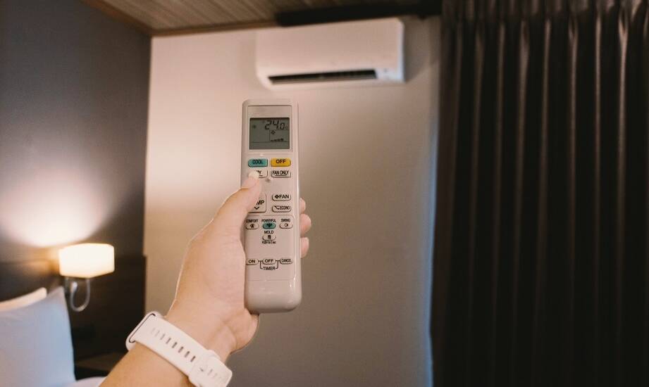 Zalety pobytu w klimatyzowanych pokojach w trakcie upalnych dni