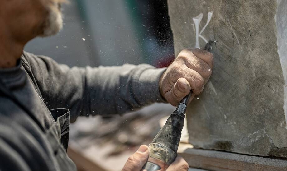 Ręczne rzeźbienie a trwałość i estetyka granitowych nagrobków