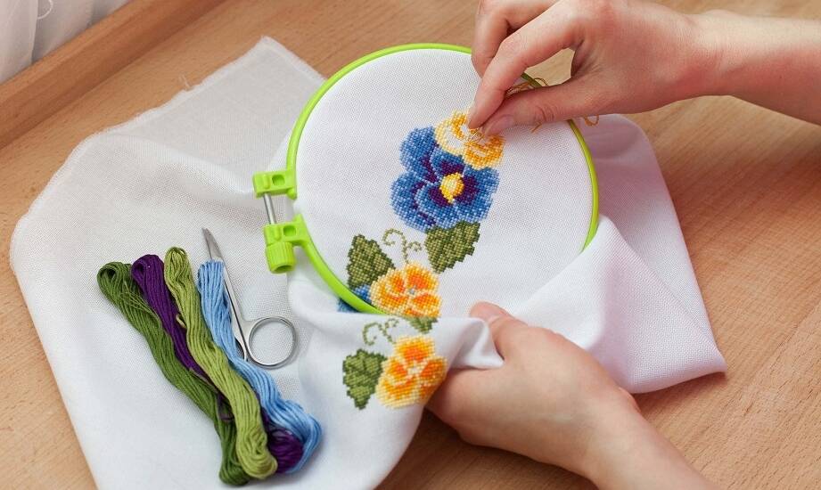 Jakie materiały są najczęściej używane w zestawach do haftowania?