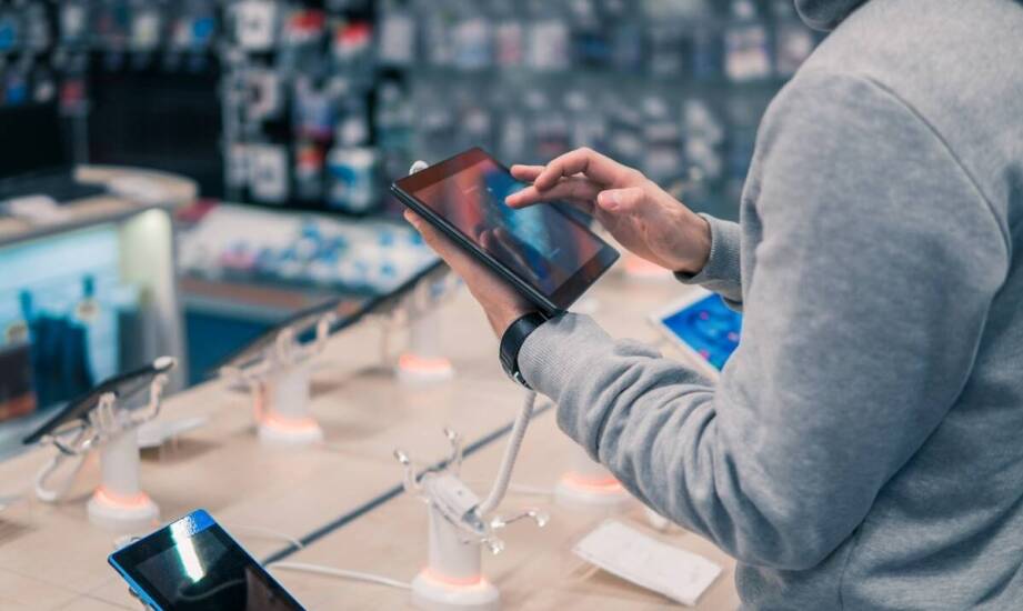 Sprzedaż detaliczna telekomunikacyjnego sprzętu – co warto wiedzieć przed zakupem?