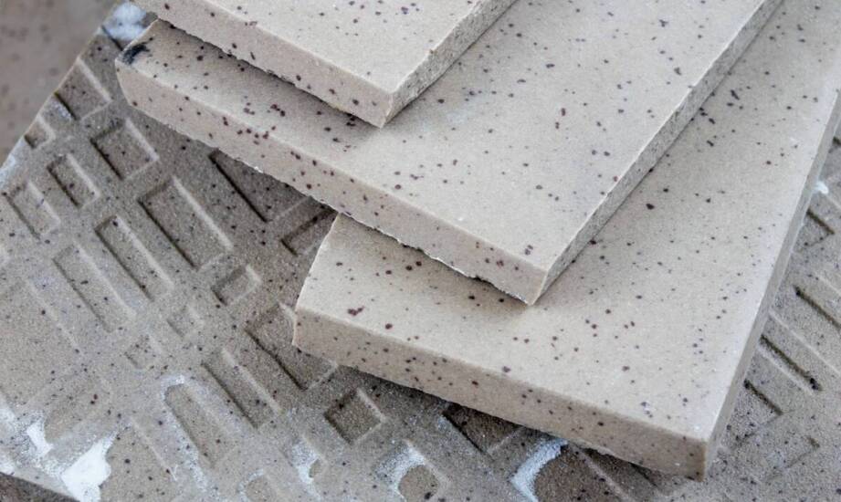 Porównanie różnych metod polerowania polnego kamienia pod kątem trwałości efektu