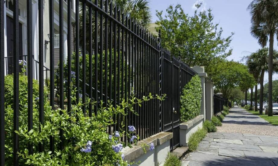 Jak wybrać odpowiednie ogrodzenie do komercyjnych przestrzeni?