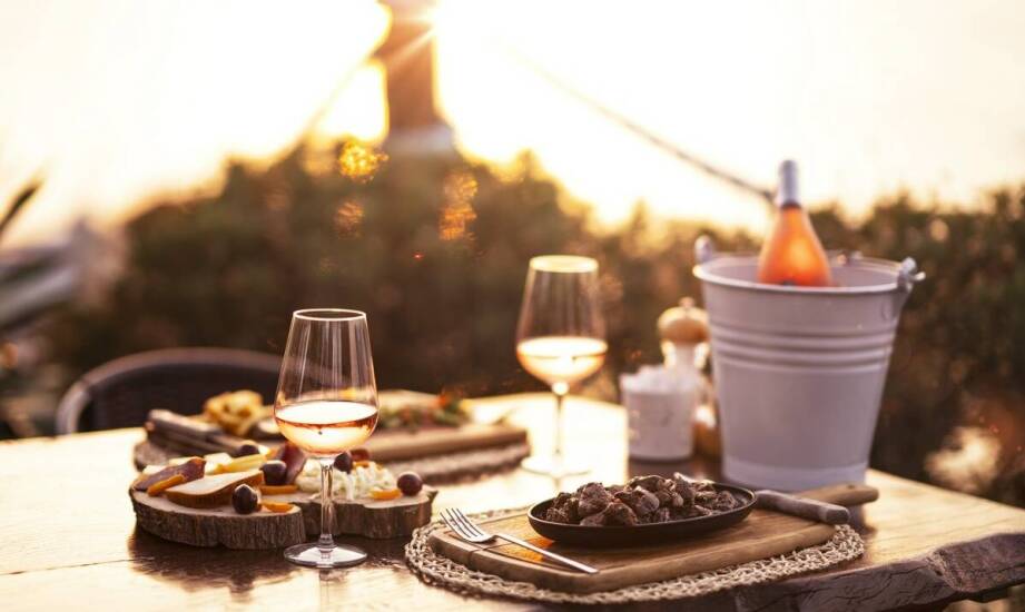 Wieczorne rejsy po Wiśle: jak smakują przysmaki śródziemnomorskie?