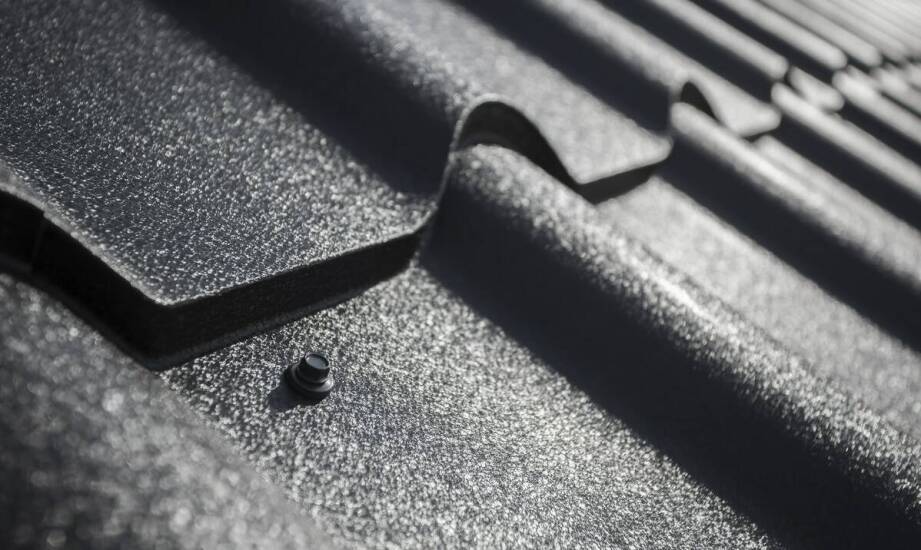 Wpływ stalowych i aluminiowych blach na wytrzymałość dachu