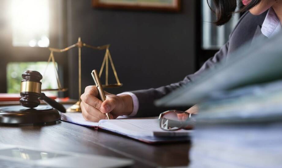 Prawo cywilne: Jak skutecznie dochodzić roszczeń z umów przy pomocy prawnika?