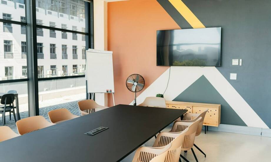 Jak zaaranżować przestrzeń z stojącymi balonami na konferencjach?