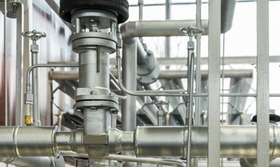 Jak gumowe kolana wpływają na wydajność systemów rurociągowych?