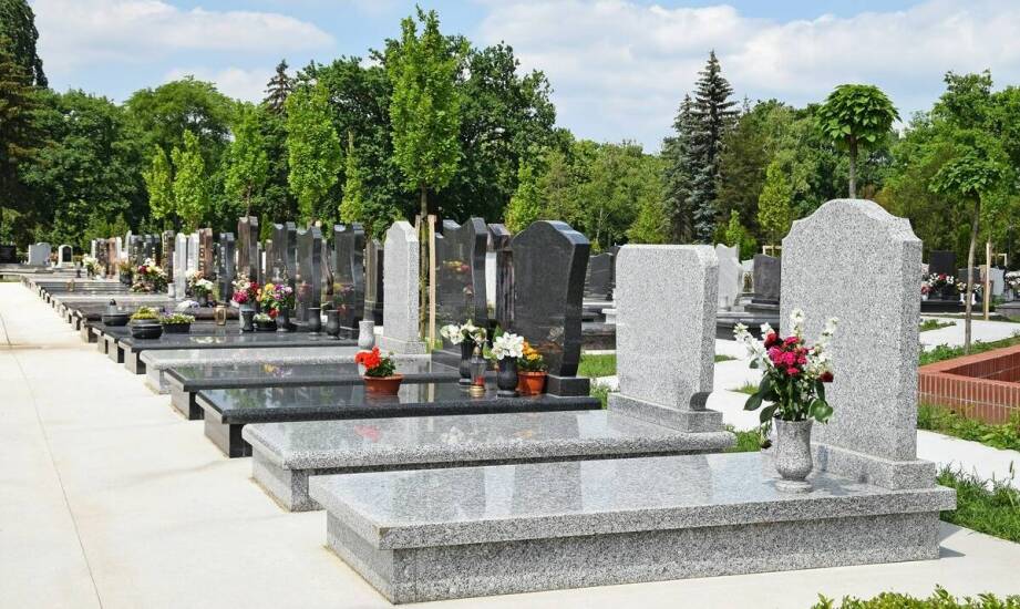 Granitowe płyty na pomniki – najnowsze trendy i technologie