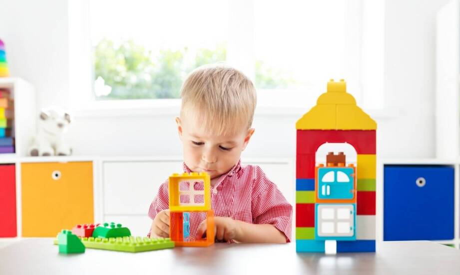 Puzzle o tematyce budowlanej jako narzędzie do nauki o przyczynach i skutkach