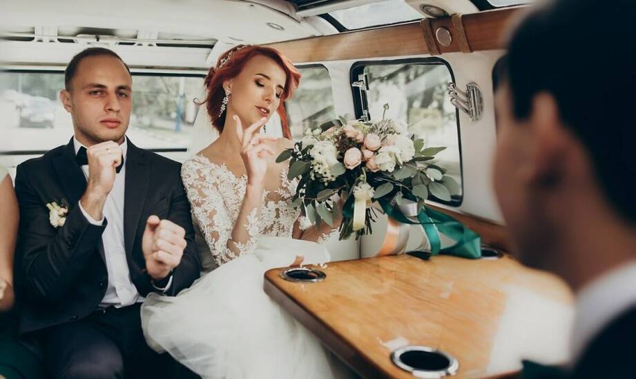 Wynajem osobowych busów na śluby i wesela – co warto uwzględnić?