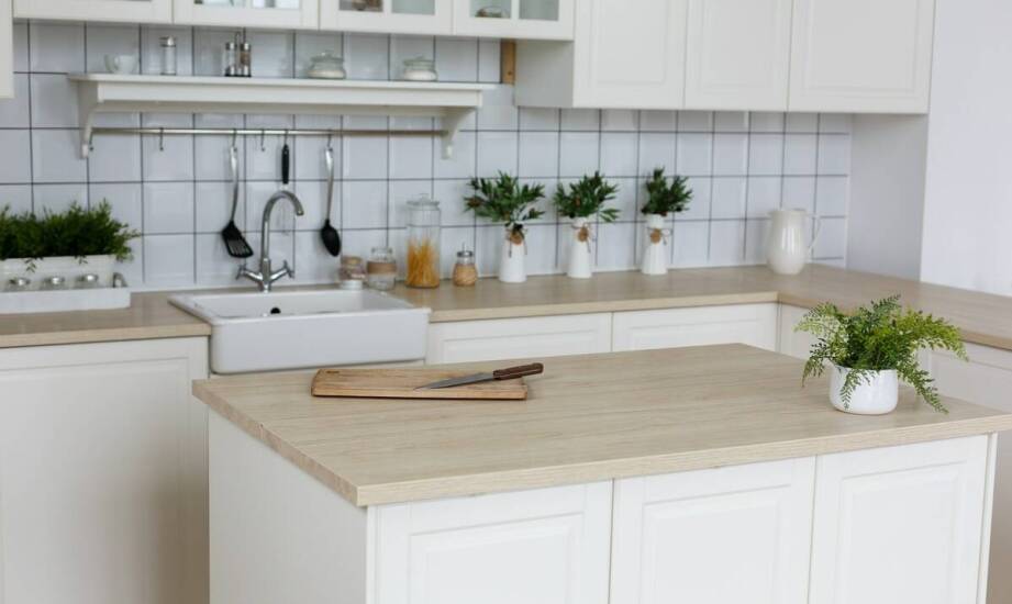 Trwałość litych płyt dębowych w zastosowaniach kuchennych