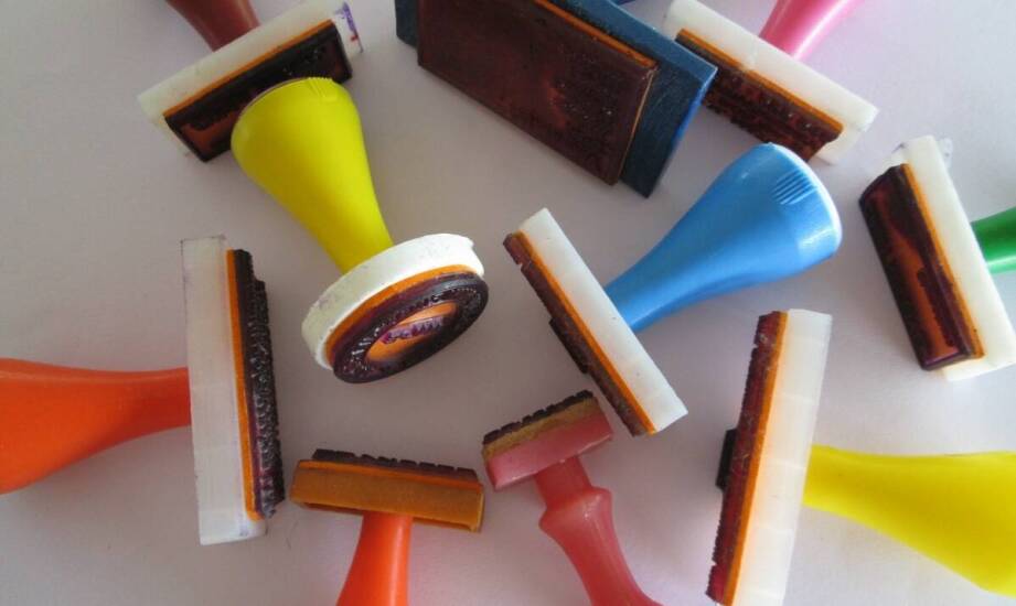 Jakie są kluczowe aspekty wyboru odpowiedniej pieczątki dla Twojej działalności?