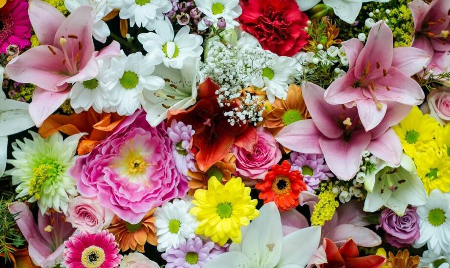 Sztuczne wianki w florystycznych kompozycjach – pomysły na każdą okazję