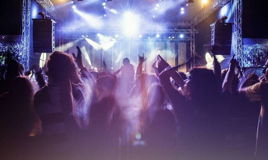 Modne stylizacje z damskim krótkim kombinezonem na imprezy muzyczne