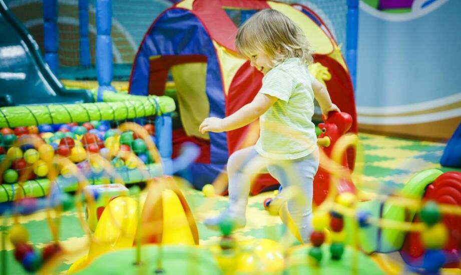 Jak interaktywne podłogi wpływają na rozwój umiejętności myślenia logicznego?