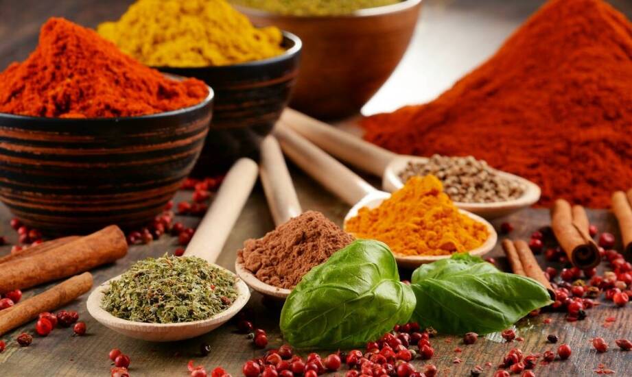Naturalne przyprawy a kulinarne eksperymenty – jak odkrywać nowe smaki?