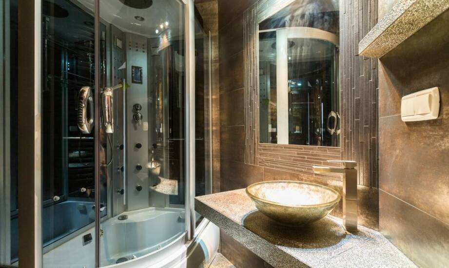 Jakie są najważniejsze cechy granitowego konglomeratu w projektach łazienek?