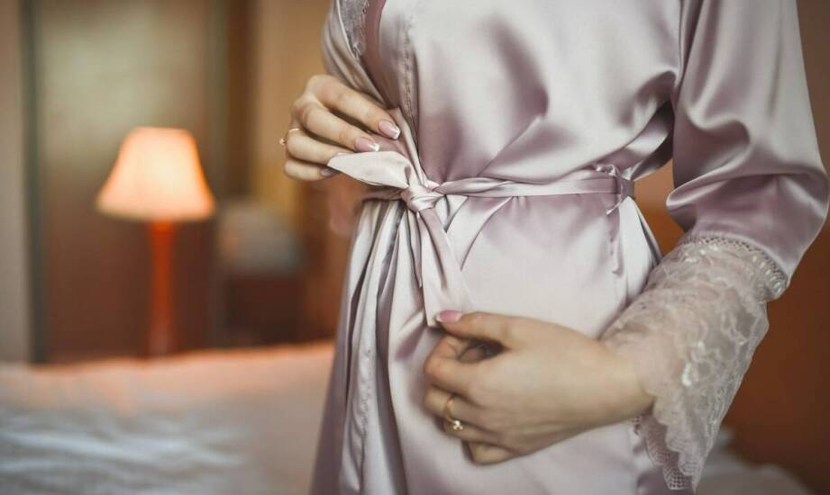 Jak dobrać kolory stroju na domową sesję brzuszkową, aby podkreślić nastrój?