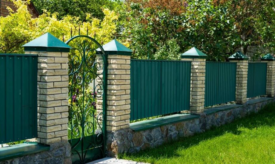 Jakie ogrodzenia najlepiej sprawdzą się na terenach podmiejskich?