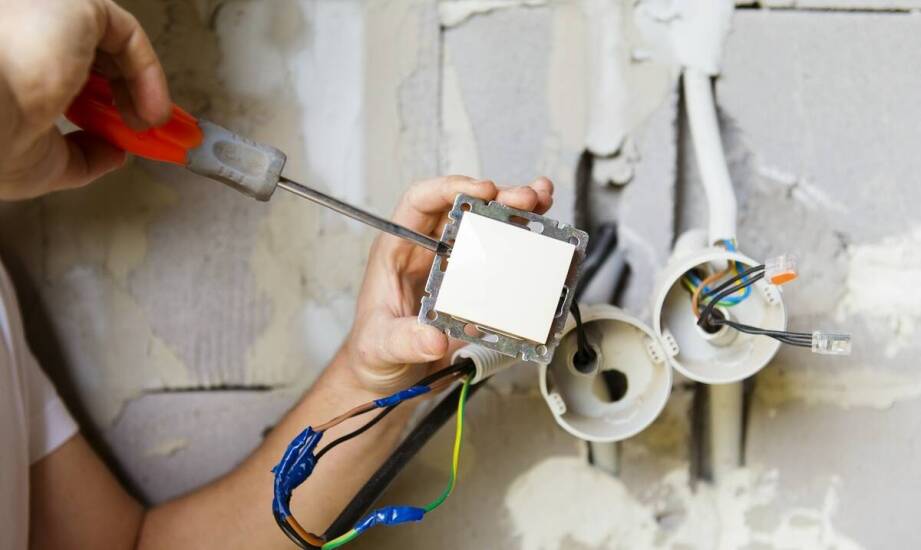 Jakie są etapy wymiany instalacji elektrycznej przez profesjonalistów w Warszawie?