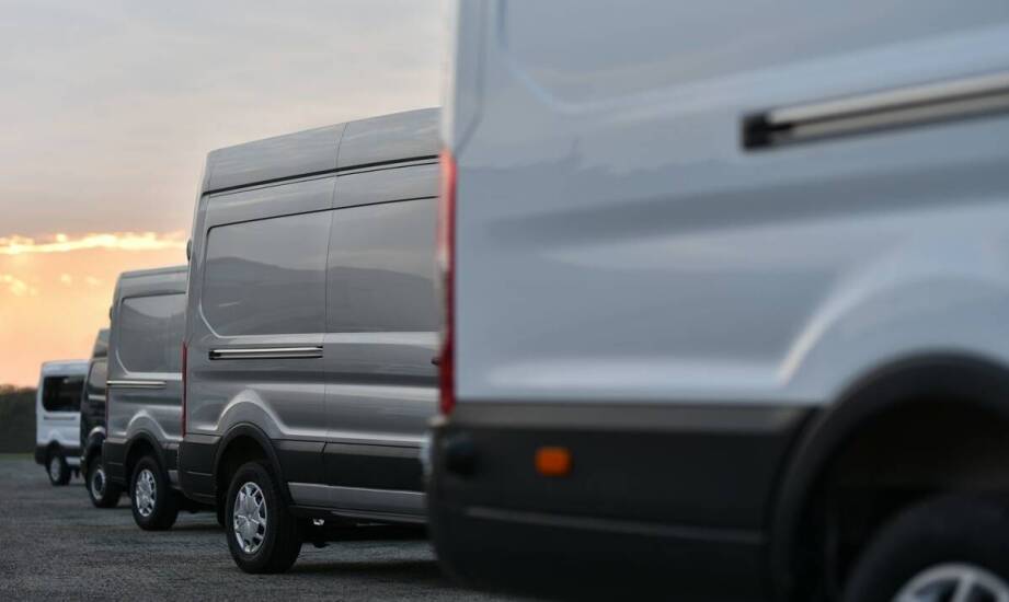 Analiza rynku: ile kosztuje reklama na dostawczym samochodzie w porównaniu do innych pojazdów?