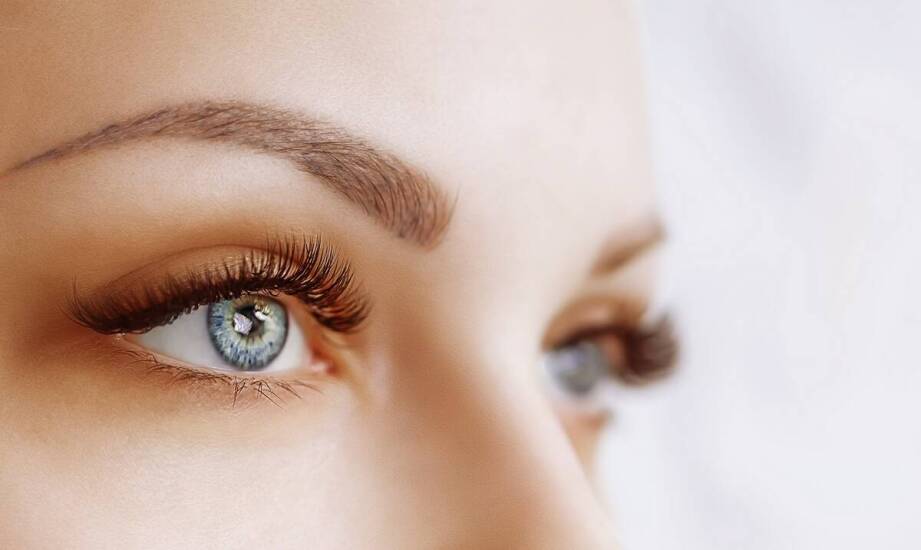 Jakie są najnowsze trendy w permanentnym makijażu brwi?