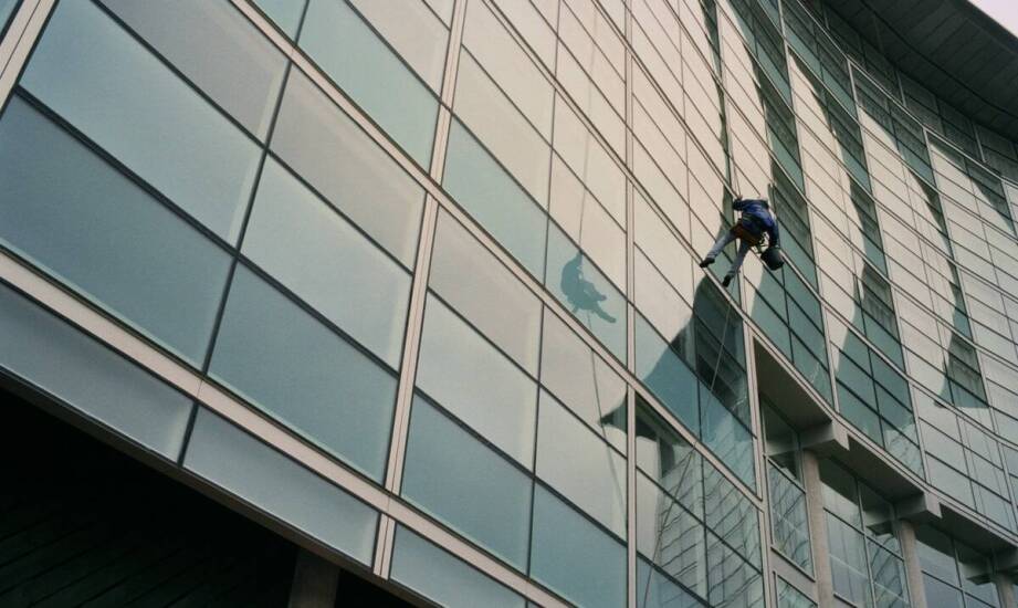 Kluczowe zalety alpinistycznego mycia okien dla biurowców w Warszawie