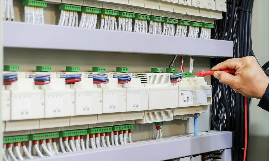 Jakie kroki obejmują profesjonalne pomiary instalacji elektrycznej we Warszawie?