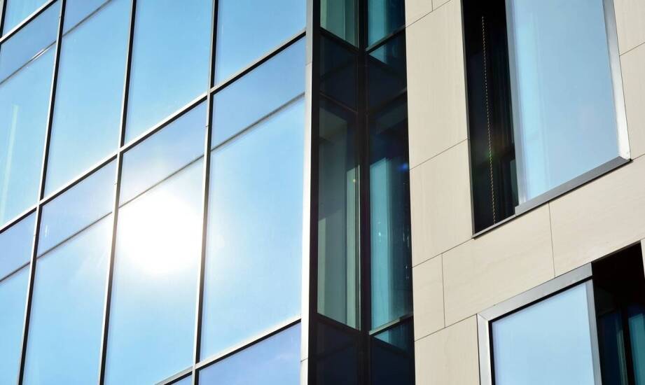 Uszczelnianie aluminiowo-szklanych fasad a zmniejszenie strat cieplnych w budynku