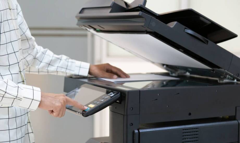 Jak dzierżawa wielofunkcyjnych urządzeń wpływa na oszczędności w firmie?