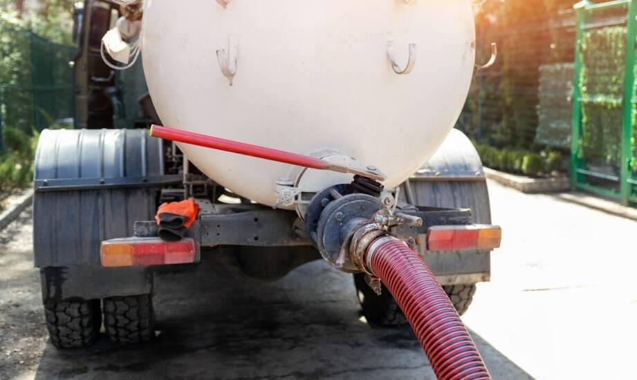 Jak pojazdy wyposażone w pompy wspierają proces czyszczenia kanalizacji?