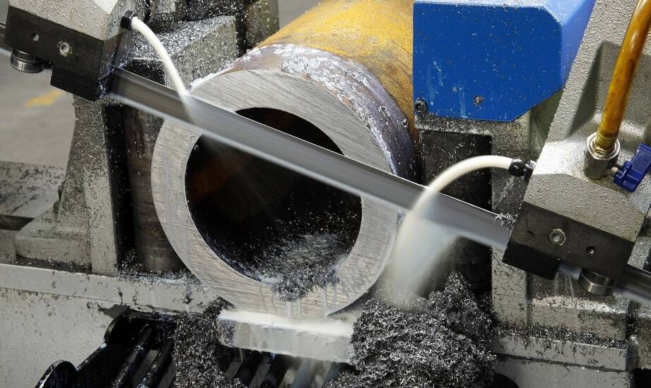 Jak cięcie taśmową przecinarką wpływa na precyzję stalowych konstrukcji?