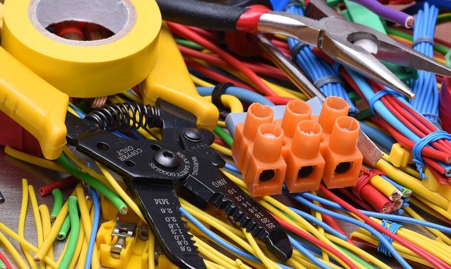 Efektywność energetyczna dzięki profesjonalnemu montażowi elektrycznych instalacji w magazynowych halach