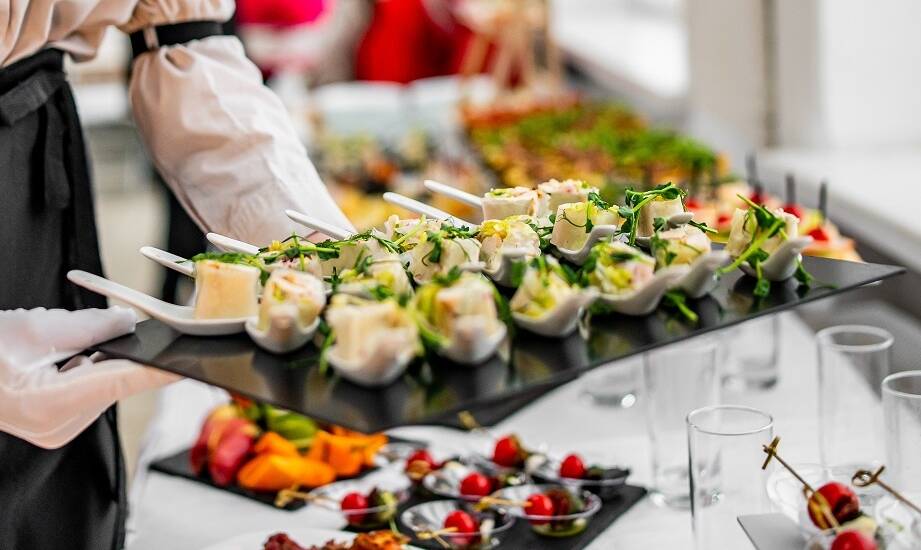 Catering na zamówienie w restauracji w Nowej Sarzynie – bogata kulinarna oferta