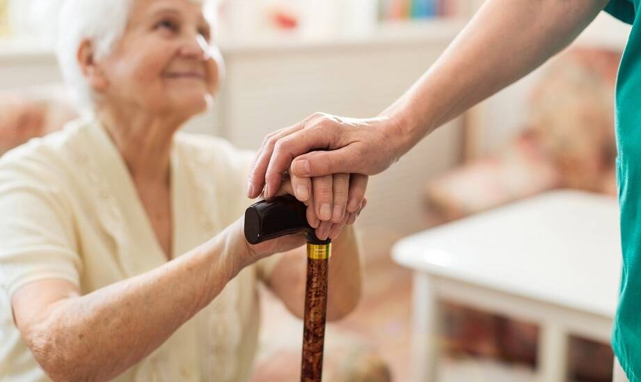 Opieka nad seniorem a utrzymanie niezależności w codziennym życiu
