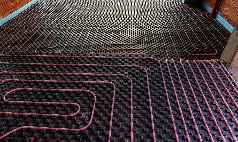 Proces instalacji wodnego ogrzewania podłogowego bez wylewki: kluczowe kroki