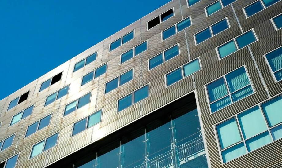 Różnorodność zastosowań perforowanej blachy na wymiar w budownictwie