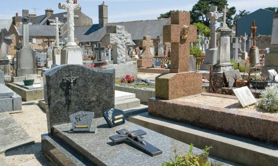 Jak dobrać odpowiednie oświetlenie do wiosennej dekoracji na cmentarzu?