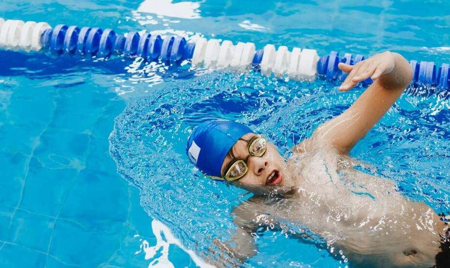 Czy cena lekcji wpływa na jakość nauki pływania dla dorosłych?