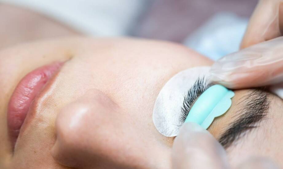 Wpływ technologii UV na efektywność pracy rzęs stylistów