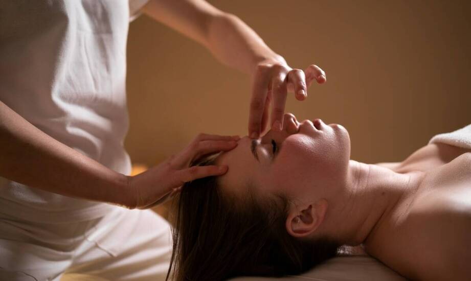 Techniki masażu Kobido a redukcja mięśniowych napięć twarzy