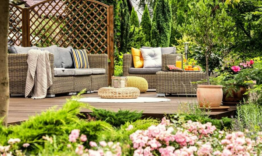 Praktyczne zastosowanie stołu z dwiema ławkami ogrodowymi w małych ogródkach