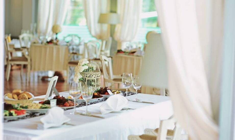 Jakie są najczęstsze błędy przy planowaniu stypy w restauracji?