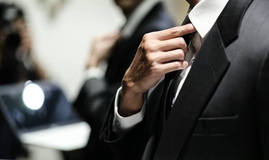 Poradnik: Jak wybrać idealny popielaty garnitur na okazje specjalne?